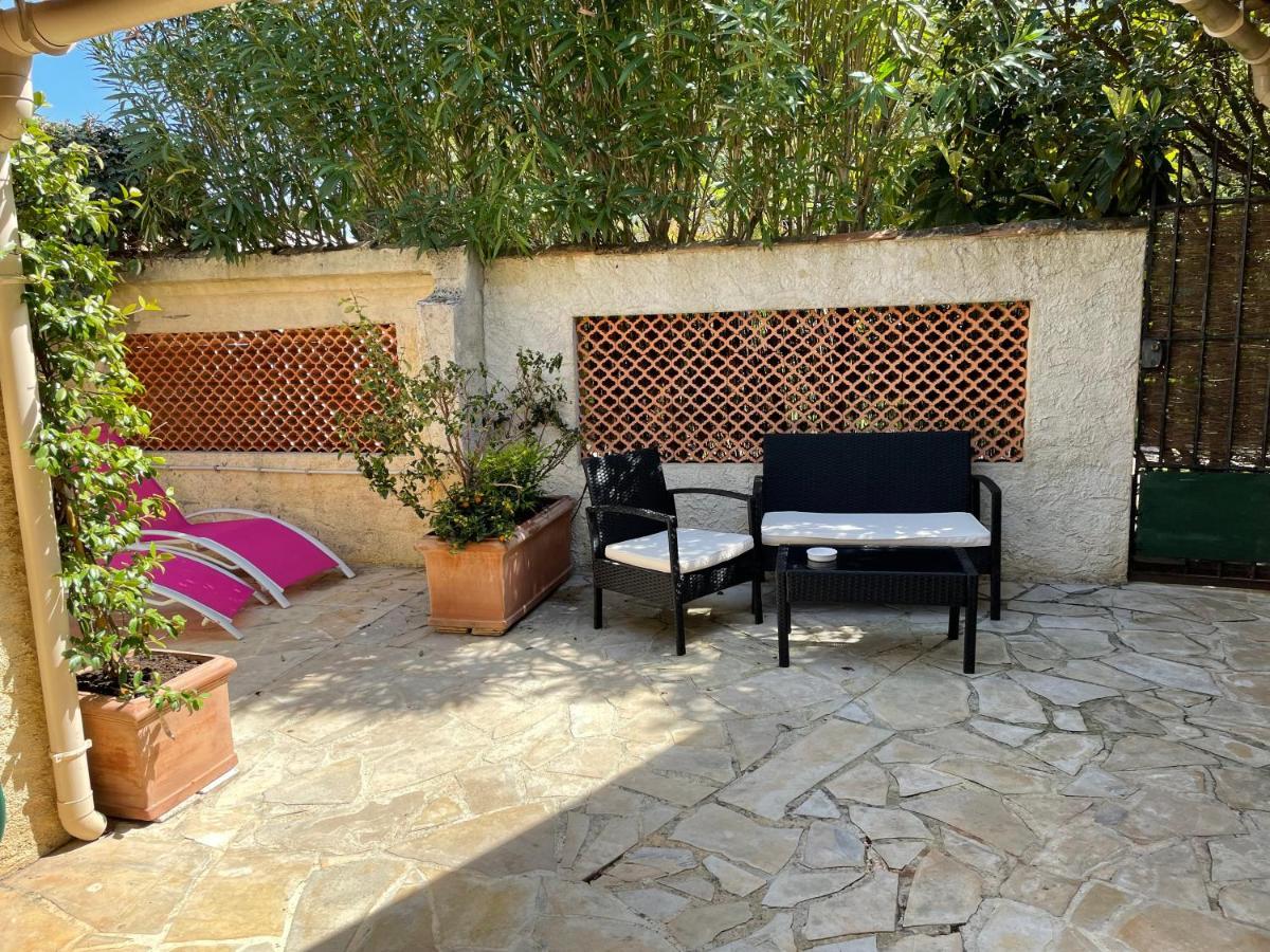 Maisonnette au calme et proche mer Mandelieu Esterno foto
